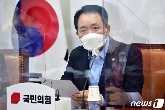 성일종 "文대통령도 정직 2개월 처분 받아야"