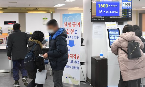 코로나19에 따른 고용시장 타격이 계속되면서 취업자 수가 국제통화기금(IMF) 경제 위기 이후 최장기간 연속으로 감소했다. 통계청이 16일 발표한 '11월 고용동향'에 따르면 지난달 취업자는 2천724만1천명으로 1년 전보다 27만3천명 감소했다. 이날 서울 마포대로 서울서부고용센터를 찾은 시민들이 실업급여 신청을 위해 대기하고 있다. 사진=김범석 기자