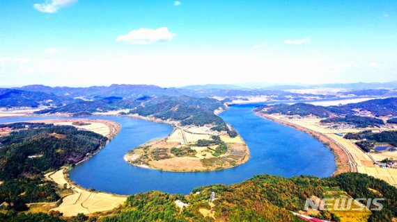 [나주=뉴시스] = 5일 전남 나주시 동강면에서 바라본 영산강 느러지 곡강. 한반도를 그대로 옮겨놓은 듯한 강위로 청명한 가을하늘이 조화를 이루고 있다. 느러지는 물길이 흐르면서 모래가 쌓여 길게 늘어진 모양을 표현한 순우리말이다. (사진=나주시 제공) 2020.11.05 photo@newsis.com