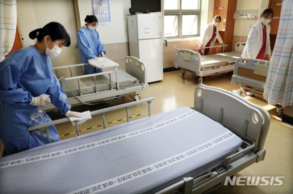 코롸19 확진자 급증세에 따라 각 지자체가 추가 병상 확보를 위해 총력을 기울이고 있다. 지난 16일 코로나19 감염병 전담병원으로 지정된 인천시 연수구 인천적십자병원에서 의료진들이 코로나19 환자 병상을 준비하고 있다. /사진=뉴시스