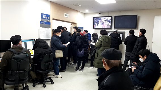 지난 15일 서울시 마포구 서울서부지방법원 경매법정이 100여명의 경매인들이 참석해 붐비고 있다. 이날 경매법정에는 열체크나 손소독 절차없이 경매인들이 입장하고 있다. 사진=최서영 인턴기자