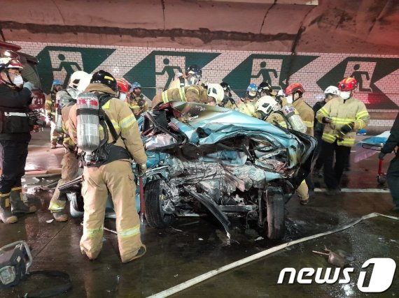 지난 16일 오후 9시10분경 인천 동구 송현동 제2순환고속도로 북항터널에서 김포방면 2차로를 달리던 벤츠(운전자 A씨·44·남)가 같은 차로에서 앞서 달리던 마티즈(운전자 B씨·41·여)를 들이받았다. 사진은 종잇장처럼 구겨진 마티즈 / 사진=뉴스1