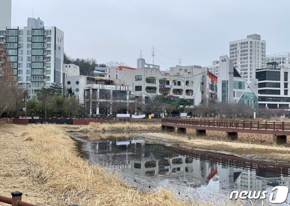 11일 오후 광주 서구 운천저수지의 물이 빠져있다. 광주시는 광주도시철도 2호선 1단계 1공구 건설을 이유로 운천저수지의 산책로와 시설물 이용을 전부 통제했다. © News1 이수민 기자