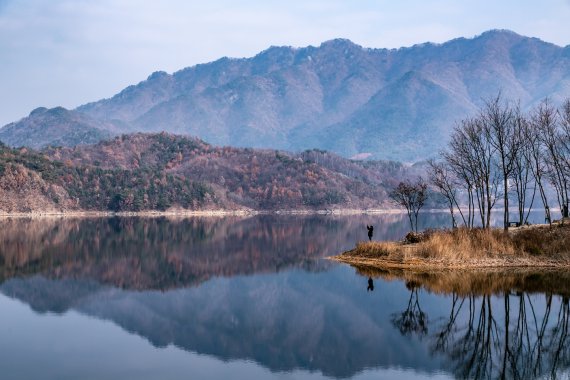 지난 2000년 횡성댐이 준공되면서 만들어진 횡성호수길은 주변을 둘러싼 높은 산과 맑은 호수를 감상하면서 호젓하게 걸을 수 있는 길이다. 사진=조용철 기자