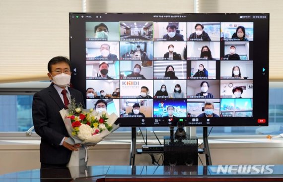 [세종=뉴시스]권덕철 한국보건산업진흥원장이 퇴임식 후 온라인 화상 중계시스템을 통해 접속한 직원들과 기념촬영을 하고 있다. (사진=한국보건산업진흥원 제공) 2020.12.17. photo@newsis.com