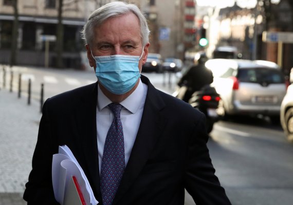 미셸 바르니에 유럽연합(EU) 브렉시트 협상 대표가 17일(현지시간) 벨기에 브뤼셀의 EU 건물에 도착하고 있다.로이터뉴스1