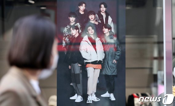 15일 오후 서울 중구 명동거리의 한 매장의 BTS 광고판 앞으로 시민들이 지나가고 있다. 2020.10.15/뉴스1 © News1 김진환 기자