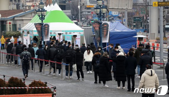 지난 18일 오전 서울 중구 서울역광장에 마련된 코로나19 임시 선별진료소에서 시민들이 검사를 위해 줄 서 있다. /사진=뉴스1