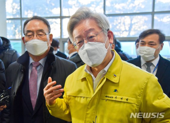 [수원=뉴시스] 경기사진공동취재단 = 이재명 경기도지사가 14일 오전 코로나19 생활치료센터로 전환 예정인 경기도 수원시 영통구 경기대학교 경기드림타워를 방문해 학생들의 질문에 답변하고 있다. 2020.12.14. photo@newsis.com