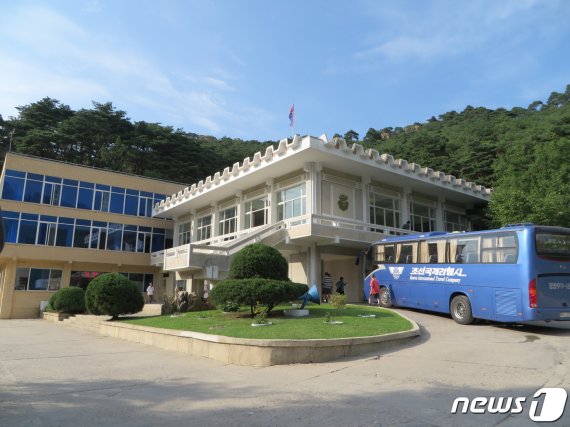 평양-금강산고속도로 중간에 있는 신평휴게소 모습. 평양에서 원산이나 금강산에 가는 관광객들이 꼭 들리는 휴게소다. (미디어한국학 제공) 2020.12.19.© 뉴스1