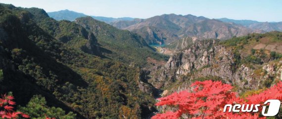'신평금강명승지'라고 불리는 신평휴게소 주변의 풍경. 북한은 이곳을 신평관광개발구로 지정해 투자유치에 나섰다. (미디어한국학 제공) 2020.12.19.© 뉴스1