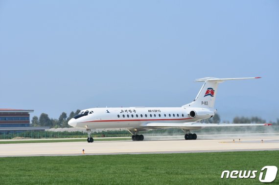 2015년 북한의 두 번째 국제공항으로 문을 연 갈마국제공항 비행장에 고려항공 여객기가 착륙하고 있다. (평화경제연구소 제공) 2020.12.19.© 뉴스1
