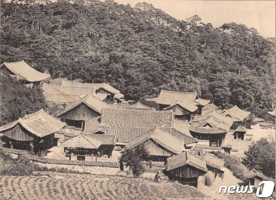 일제강점기 때 석왕사 전경. 당시에는 30개가 넘는 전각과 문루가 있었지만 6.25전쟁 때 불이문, 조계문, 설성동루, 호지문을 제외한 대부분의 전각들이 소실됐다. (미디어한국학 제공) 2020.12.19.© 뉴스1