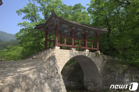 강원도 고산군에 있는 석왕사 초입의 불이문. (미디어한국학 제공) 2020.12.19.© 뉴스1