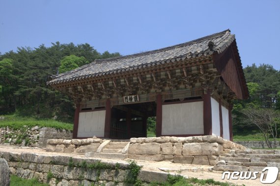 북한의 국보유적 제176호로 지정돼 있는 강원도 고산군 석왕사의 호지문. 2019년 호지문 뒤쪽으로 대웅전이 복원됐다. (미디어한국학 제공) 2020.12.19.© 뉴스1