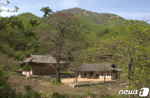원산 반룡산 기슭에 있는 명적사 대웅전과 심검당 전경. (미디어한국학 제공) 2020.12.19.© 뉴스1
