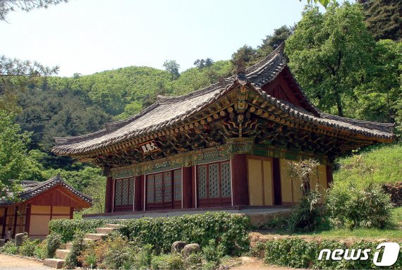 함경남도 고원군 양천사 대웅전 전경. (미디어한국학 제공) 2020.12.19.© 뉴스1