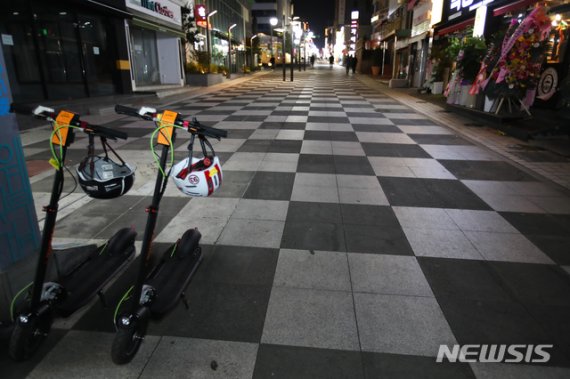 [제주=뉴시스]우장호 기자 = 제주형 사회적 거리두기 2단계 시행 첫날인 18일 오후 제주시 연동 누웨마루 거리가 지나는 사람이 없어 한산한 모습을 보이고 있다. 2020.12.18. woo1223@newsis.com