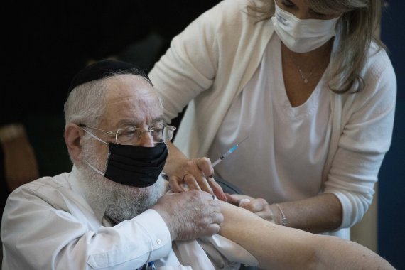 이스라엘, 화이자 백신 맞은 88세男 또 숨져