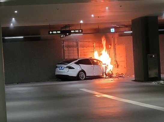 지난해 12월 9일 오후 9시43분께 서울 한남동의 한 고급아파트 지하주차장에서 테슬라X 롱레인지 차량이 벽을 들이받는 사고가 발생했다. 사고 차량이 불타고 있다. /사진=독자제공