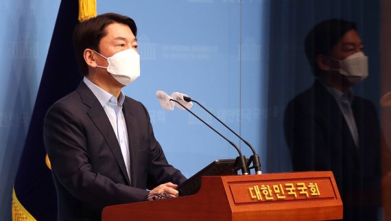 출마선언 하는 안철수안철수 국민의당 대표가 20일 국회에서 기자회견을 열고 서울시장 보궐선거 출마선언을 하고 있다. 사진=김범석 기자