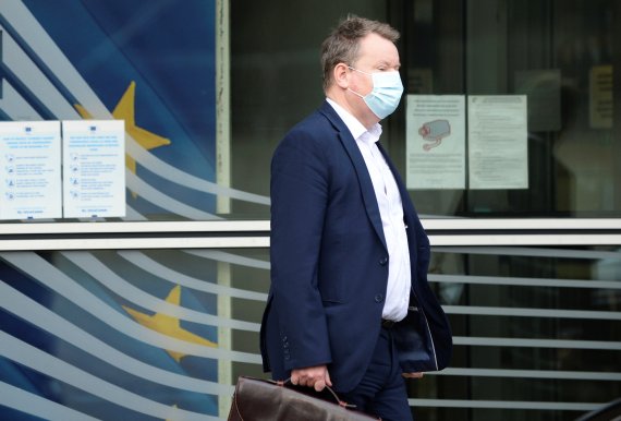 20일(현지시간) 벨기에 브뤼셀에서 데이비드 프로스트 영국 유럽연합(EU) 탈퇴 협상 수석 대표가 EU와 협상을 마무리 짓지 못한 채 협상장을 떠나고 있다.로이터뉴스1