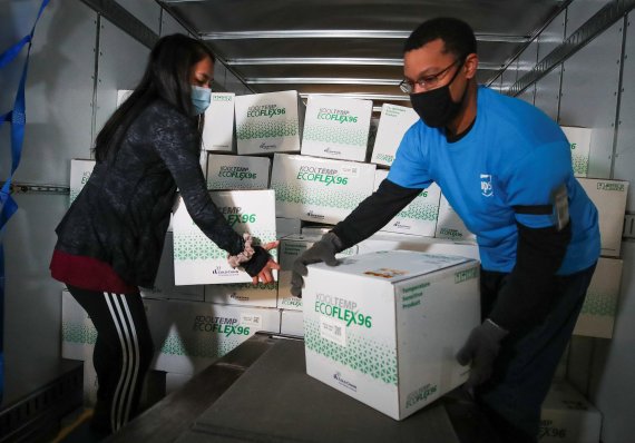 모더나의 코로나19 백신이 켄터키주 루이빌시에서 UPS 배송원들에 의해 내려지고 있다. 미국은 21일(현지시간)부터 모더나 백신 접종을 시작한다. /사진=로이터뉴스1