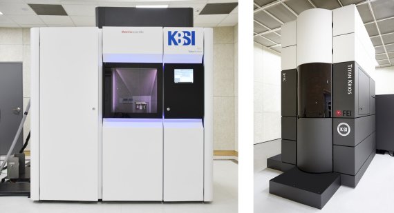 KBSI 초저온 투과전자현미경 시스템(Cryo-EM system)의 에너지여과 초저온투과전자현미경(왼쪽)과 고분해능 바이오 투과전자현미경(오른쪽). KBSI 제공
