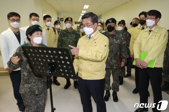 서욱 국방부 장관이 지난 15일 코로나19 대응 감염병전담병원 전환을 준비 중인 국군고양병원을 방문해 음압 병상 시설공사 준비상황을 보고 받고 병상 공사현장을 확인했다. © 뉴스1 /사진=뉴스1