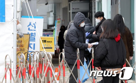 제주 집단감염 또 발생…이번은 라이브카페, 26명 확진