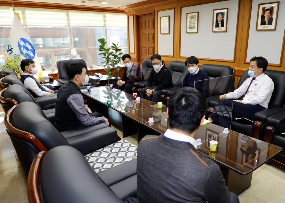 김진규(뒷줄 오른쪽 첫번째) Sh수협은행장이 취임 후 직원들과 도시락 미팅을 갖고 있다.