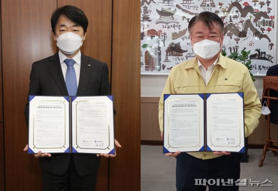 인천국제공항공사는 21일 인천광역시와 인천공항 사회적 가치 실현 및 지역 저소득층 일자리 창출을 위한 업무협약 체결식을 진행했다. 임남수 공사 사장직무대행(왼쪽)과 박인서 인천시 균형발전정무부시장이 협약서에 서명한 후 각 기관 청사에서 기념촬영을 하고 있다. /사진=인천국제공항공사 제공