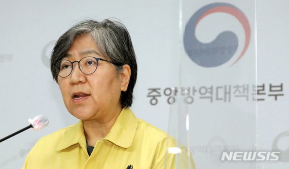 [청주=뉴시스]강종민 기자 = 정은경 질병관리청장(중앙방역대책본부장)이 14일 오후 충북 청주 질병관리청에서 코로나19 중앙방역대책본부 브리핑을 하고 있다. 정 청장은 이달 초 낙상으로 인한 어깨 골절 부상으로 입원 치료한 뒤 약 2주만에 브리핑 단상에 섰다. (공동취재사진) 2020.12.14. photo@newsis.com /사진=뉴시스