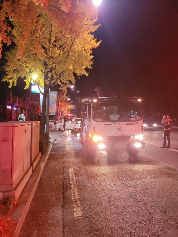 지난달 6일 오전 3시 43분쯤 대구 수성구 수성구민운동장역 인근 도로에서 BMW 승용차가 음식물 쓰레기 수거차를 뒤에서 들이받았다. 이 사고로 환경미화원 1명이 크게 다쳐 병원으로 옮겨졌으나 숨졌다. 대구소방안전본부 제공