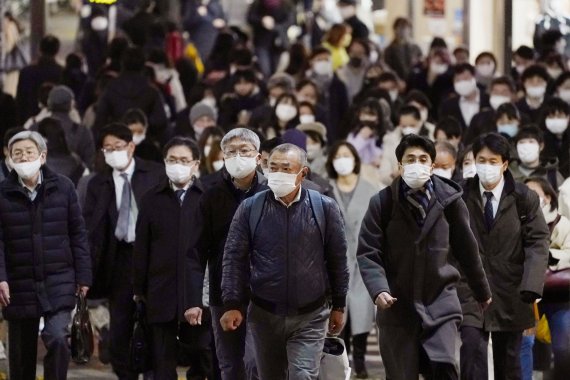 지난 21일 일본 도쿄의 한 지하철역. 승객들이 역을 빠져나가고 있다. AP뉴시스