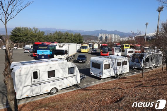 30일 대구 수성구 대구스타디움 인근 주차장과 임시주차장 등 곳곳에 장기 주차된 캠핑카와 캐러밴이 자리를 잡고 있다. © News1 공정식 기자