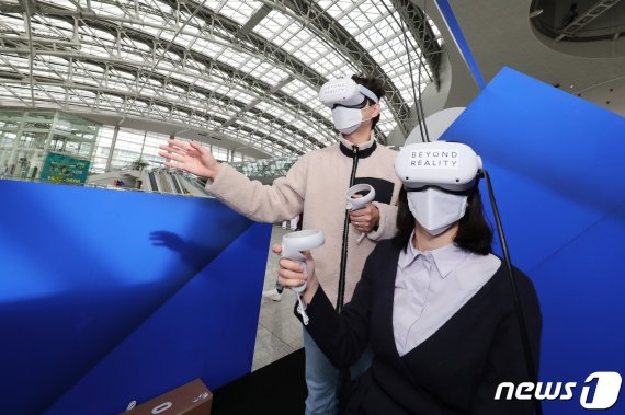 인천공항 제1교통센터에서 프랑스 확장현실 기반 미디어 전시회인 '비욘드 리얼리티 오버 인천 에어포트'에서 관람객들이 확장현실(XR) 기반 미디어 콘텐츠를 체험하고 있다. 인천공항공사 제공