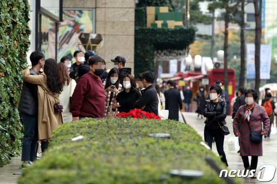 지난달 1일 서울 중구 롯데백화점 에비뉴엘 명품관을 찾은 고객들이 샤넬 매장에 들어가기 위해 개장 시간을 기다리고 있는 모습. 2020.11.1/뉴스1 © News1 이광호 기자