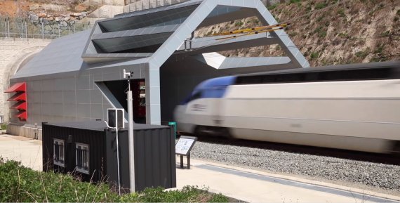 한국철도기술연구원이 오송 철도종합시험선 제5터널에서 '터널 폭발음 저감 후드'를 설치한 뒤 KTX-산천 고속열차를 이용해 현장시험을 하고 있다. 철도기술연구원 제공