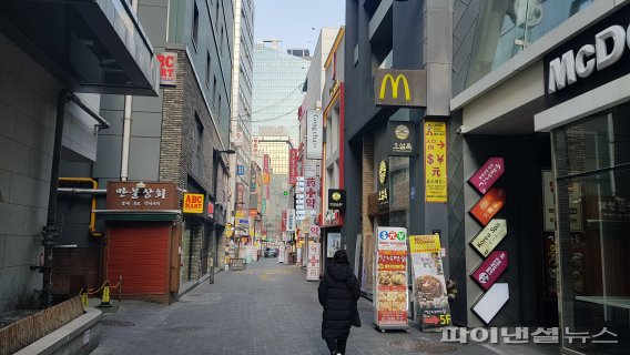 지난 22일 서울 중구 명동거리엔 쇼핑을 하거나 연말 분위기를 즐기려는 이들이 거의 보이지 않았다. 사진=최서영 인턴기자