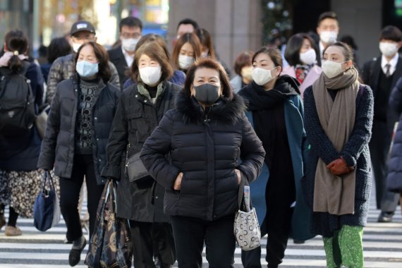 22일 일본 도쿄 중심가. 코로나19 감염을 방지하기 위해 마스크를 쓴 사람들이 길을 건너고 있다. AP뉴시스