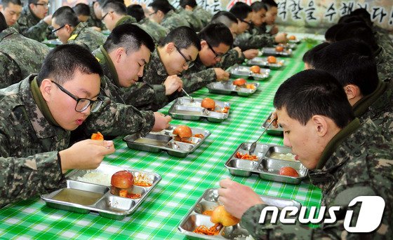 경기도 파주시 육군 28사단 신병교육대대 병영식당에서 훈련병들이 식사를 하고 있다.(국방부 제공)/사진=뉴스1