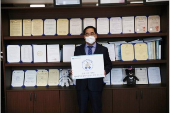 한국법무보호복지공단의 신용도 이사장이 최근 스테이 스트롱 캠페인에 참여해 코로나19 극복 메세지를 전달하고 있다.