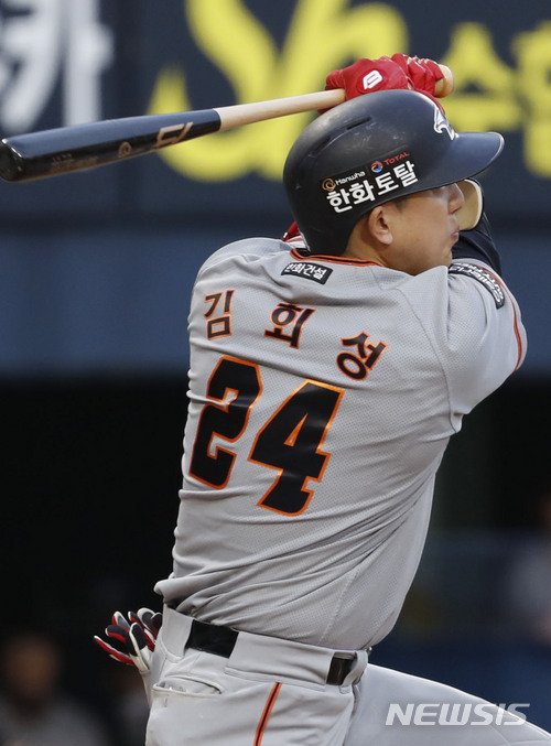 【서울=뉴시스】최동준 기자 = 7일 서울 잠실야구장에서 열린 2018 KBO 리그 LG 트윈스 대 한화 이글스의 경기, 3회초 무사 1, 3루 상황 한화 김회성이 1타점 2루타를 치고 있다. 2018.06.07. photocdj@newsis.com