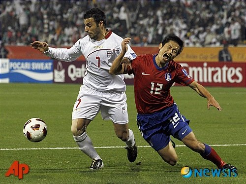 【도하(카타르)=AP/뉴시스】이영표(오른쪽)가 22일(현지시간) 카타르 도하 소재 카타르스포츠클럽 스타디움에서 열린 2011 AFC 아시안컵 8강전 이란과의 경기에서 레자에이(이란)와 공을 다투고 있다. 양팀은 득점없이 전반을 마쳤다.