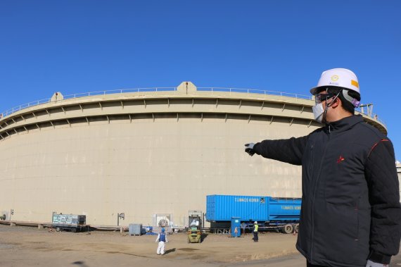 SK인천석유화학 엔지니어가 개방 검사 중인 원유 탱크 앞에서 새로 개발한 친환경 탱크 클리닝 기술을 설명하고 있다) / 사진=뉴스1(SK이노베이션 제공)