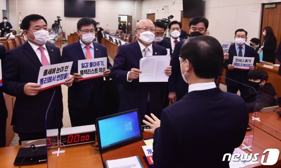 23일 오전 서울 여의도 국회에서 열린 변창흠 국토교통부 장관 후보자에 대한 인사청문회에서 국민의힘 의원들이 손피켓을 들고 막말·낙하산 채용 특혜 논란에 대해 변 후보자에게 항의하고 있다. 사진=뉴스1화상