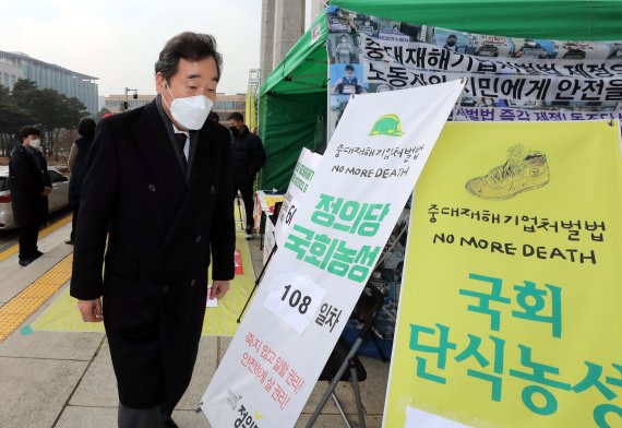 이낙연 더불어민주당 대표가 23일 오후 서울 여의도 국회 앞 농성장을 방문해 중대재해기업처벌법 제정을 촉구하며 13일차 단식농성을 벌이고 있는 고 이한빛 PD 아버지 이용관씨와 대화를 나눈 후 본청으로 들어서고 있다. 사진=서동일 기자