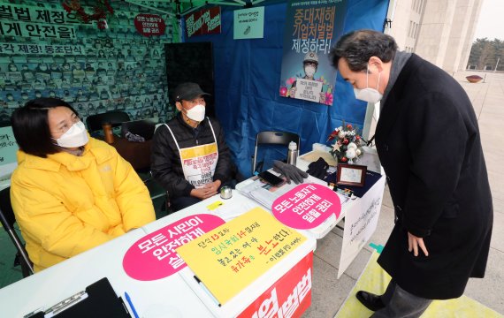 이낙연 더불어민주당 대표(오른쪽)가 23일 오후 서울 여의도 국회 앞 농성장을 방문해 중대재해기업처벌법 제정을 촉구하며 13일차 단식농성을 벌이고 있는 고 이한빛 PD 아버지 이용관씨와 대화를 나누고 있다. 왼쪽은 장혜영 정의당 의원. 사진=서동일 기자