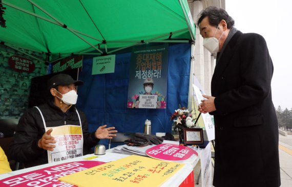 이낙연 더불어민주당 대표가 23일 오후 서울 여의도 국회 앞 농성장을 방문해 중대재해기업처벌법 제정을 촉구하며 13일차 단식농성을 벌이고 있는 고 이한빛 PD 아버지 이용관씨와 대화를 나누고 있다. 사진=서동일 기자